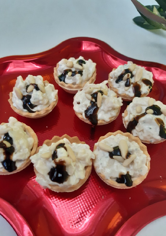Una foto de Tartaletas de queso gorgonzola y pera