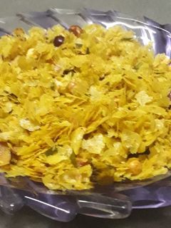 पातळ पोह्यांचा चिवडा (patal pohyancha chivda recipe in marathi) रेसिपी चे मुख्य फोटो