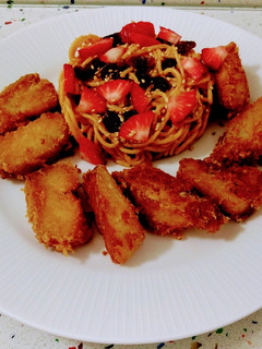 Una foto de Bacalao frito en tempura con sésamo y ensalada de espaguetis con frutas