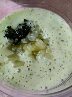 Una foto de Salsa Mayo de pepinillos, cilantro y ajo🥒🧄🥛