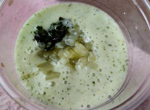 Una foto de Salsa Mayo de pepinillos, cilantro y ajo🥒🧄🥛