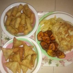 A picture of Potatoes chips,plantain&fried egg.