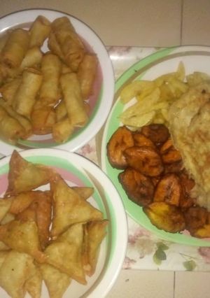 A picture of Potatoes chips,plantain&fried egg.