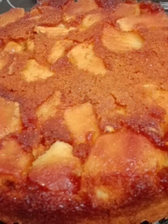 Una foto de Torta invertida de manzanas. Rápida