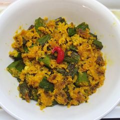 Sesame Coconut Okra Fry or Til Narkol Bhindi A picture of Sesame Coconut Okra Fry or Til Narkol Bhindi.