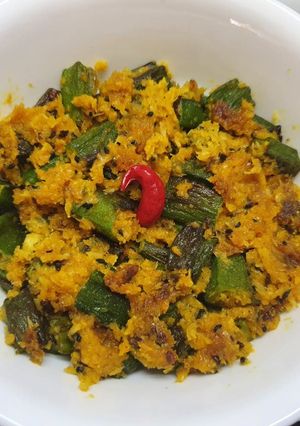 A picture of Sesame Coconut Okra Fry or Til Narkol Bhindi.