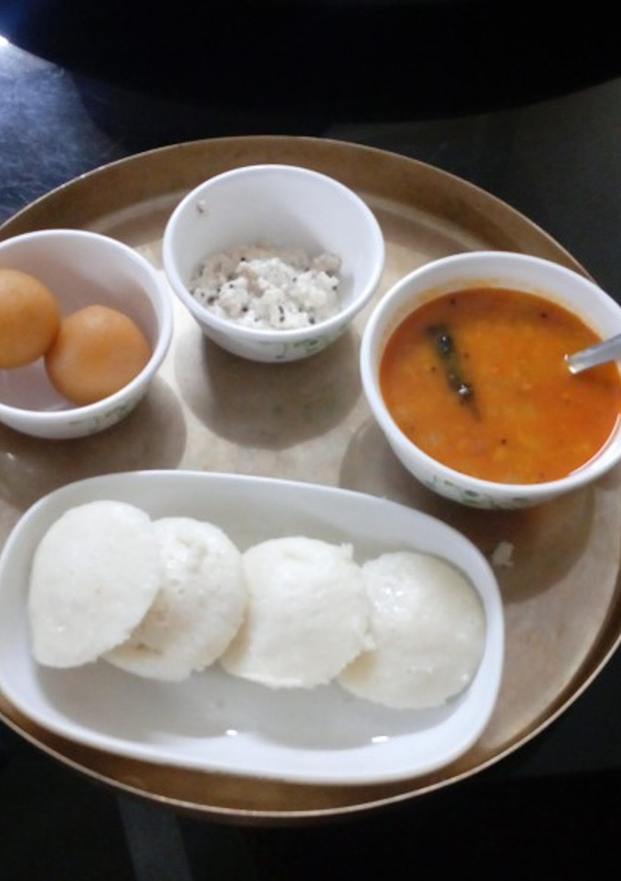 A picture of Idli sambhar.