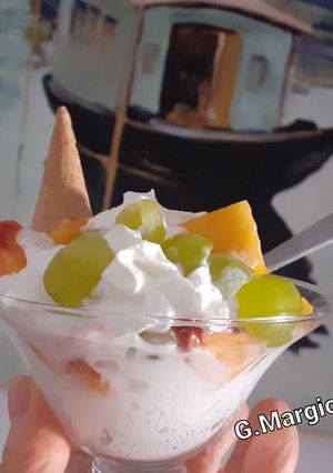 Foto di Paciugo a modo mio, con gelato all'amarena e frutta di stagione