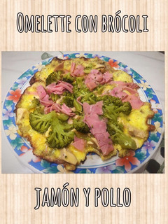 Una foto de Omelette con brócoli, jamón y pollo