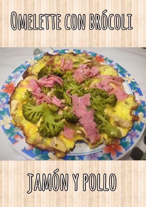Una foto de Omelette con brócoli, jamón y pollo