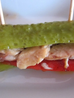 Una foto de Pepinillo relleno de melva en escabeche y pimiento asado