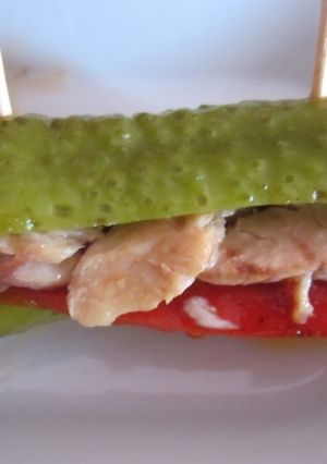 Una foto de Pepinillo relleno de melva en escabeche y pimiento asado