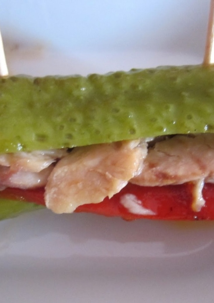 Una foto de Pepinillo relleno de melva en escabeche y pimiento asado