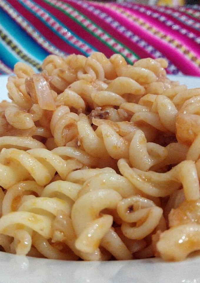 Una foto de Fideos con atún en lata