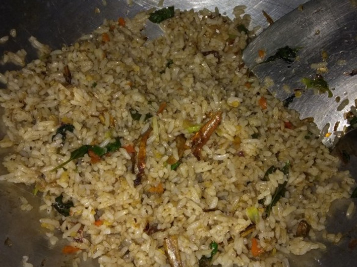 Ini dia! Resep buat Nasi goreng teri kemangi  lezat