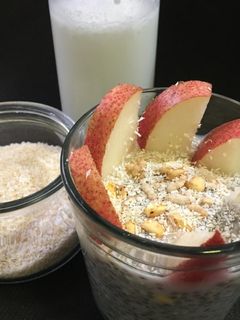 Una foto de Leche de coco casera + bagazo de coco tostado + chía pudding de coco: sin gluten, vegan y sin azúcar