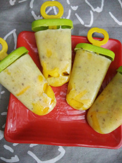 लौकी ठंडाई कुल्फी (Lauki Thandai kulfi recipe in Hindi) रेसिपी मुख्य फोटो