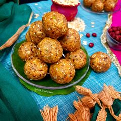A picture of Oats and Peanut Laddu.
