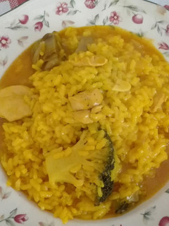 Una foto de Arroz con pollo, alcachofas y brócoli