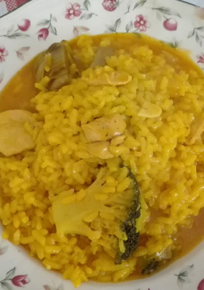 Una foto de Arroz con pollo, alcachofas y brócoli