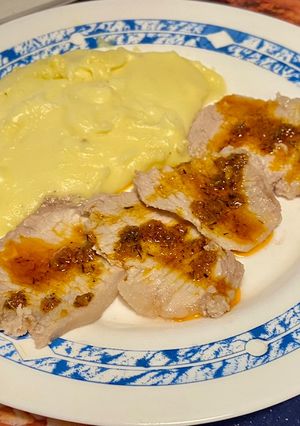 Una foto de Lomo de Cerdo Ibérico a la Sal con Salsa de Tomillo y Pimentón (Thermomix)