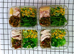 減脂便當(青椒菇菇、小黃瓜玉米、雞肉、燙炒青菜) 的食譜成品照片