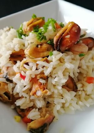 Una foto de Arroz con choritos y camarones