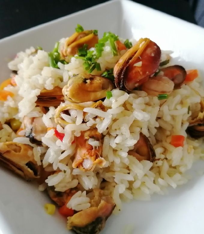Una foto de Arroz con choritos y camarones