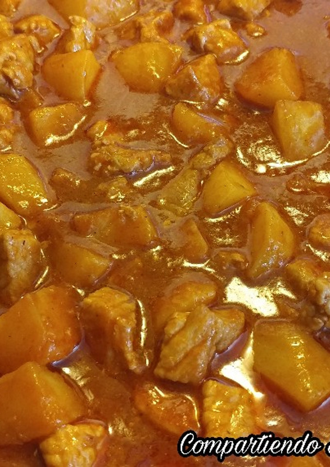 Una foto de Carne de puerco con papas en salsa chipotle🌹
