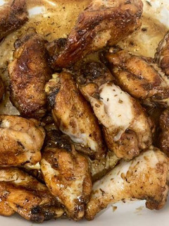 Una foto de Alitas de pollo con salsa de cerveza y soja