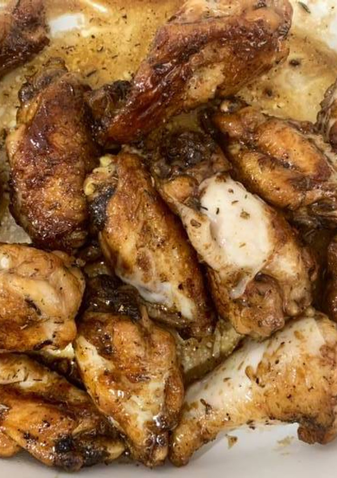 Una foto de Alitas de pollo con salsa de cerveza y soja