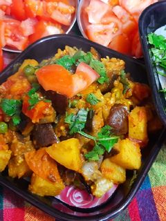 बैंगन आलू गाजर की सब्जी (baingan aloo gajar ki sabji recipe in Hindi) रेसिपी मुख्य फोटो
