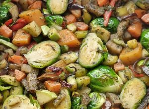 Una foto de Repollitos de Bruselas salteados con vegetales 💯🍆🥕🧅