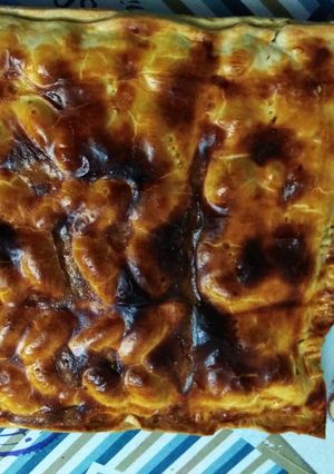 Una foto de Empanada de bacon, dátiles y queso