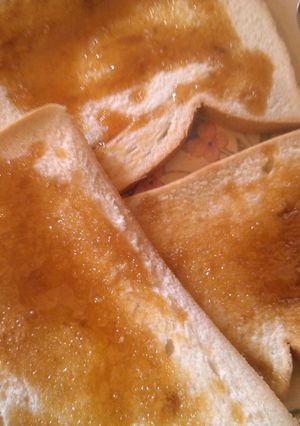 A picture of Slice bread with honey.