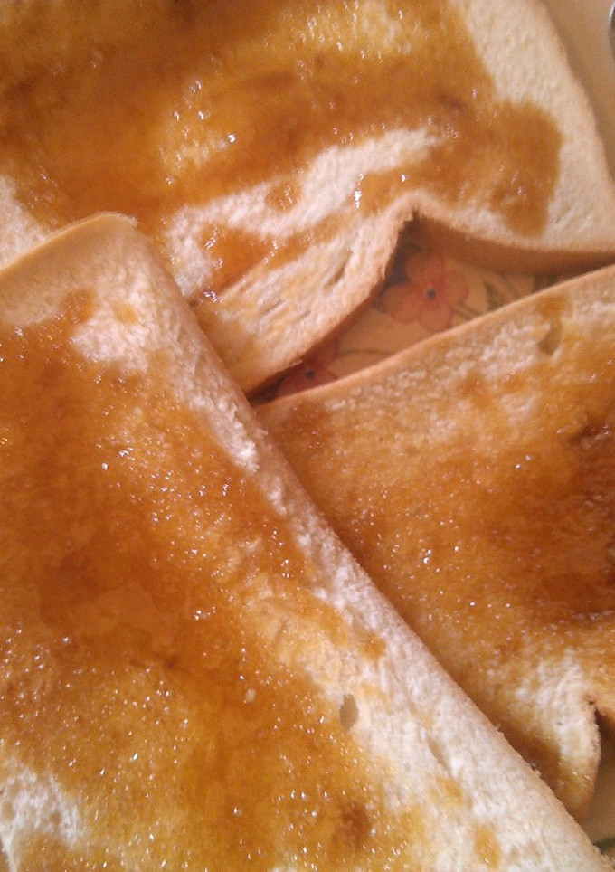 A picture of Slice bread with honey.
