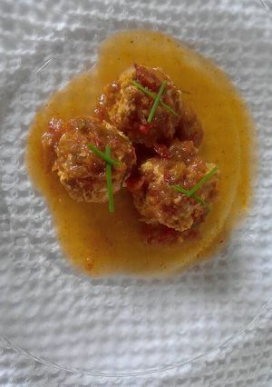 Una foto de Albóndigas de pollo en salsa roja