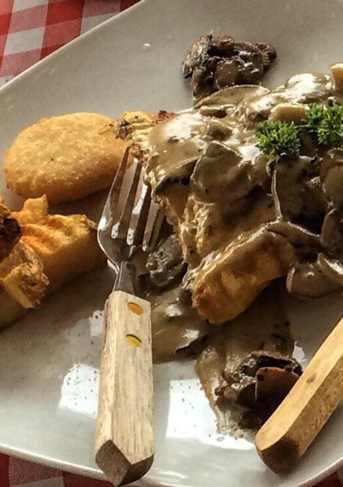 Una foto de Pollo en salsa de champiñones