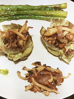 Una foto de Alcachofas rellenas de setas shimeji y cebolla con espárragos