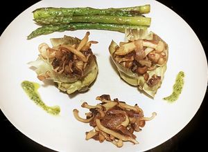 Una foto de Alcachofas rellenas de setas shimeji y cebolla con espárragos