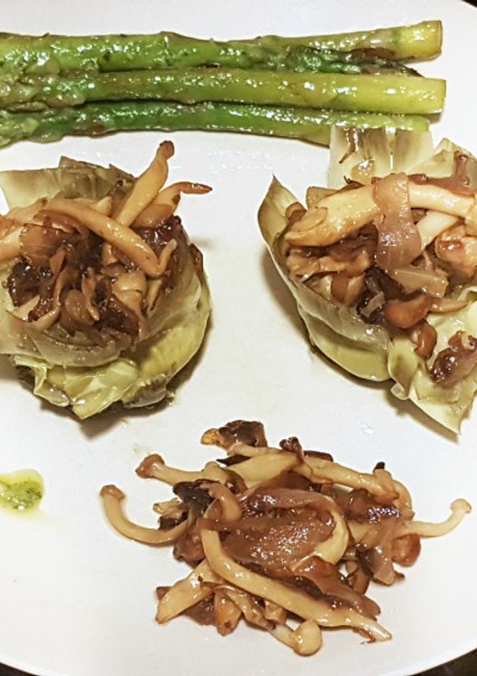 Una foto de Alcachofas rellenas de setas shimeji y cebolla con espárragos