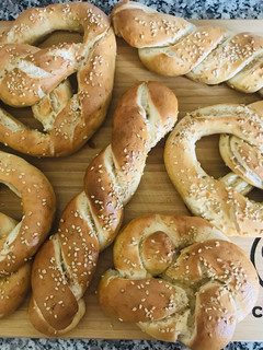 Szezámos, sós perec (glutén- és tojásmentes) recept fotója