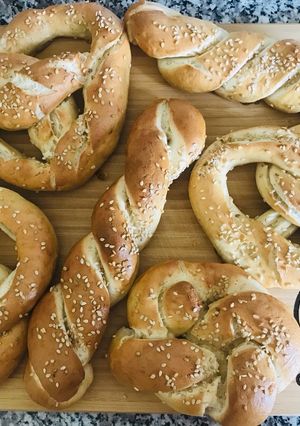 Szezámos, sós perec (glutén- és tojásmentes) recept fotója