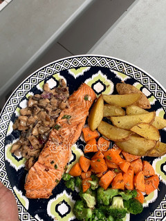 Foto resep Salmon Steak with Mushroom Sauce and saute veggies