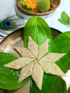 કાજુ કતરી(Kaju Katli Recipe In Gujarati) રેસીપી મુખ્ય ફોટો