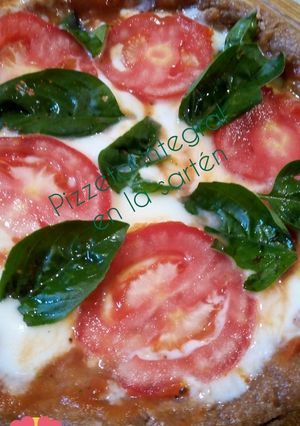 Una foto de Rapi pizza integral en la essen sin leudado (albahaca y tomate)