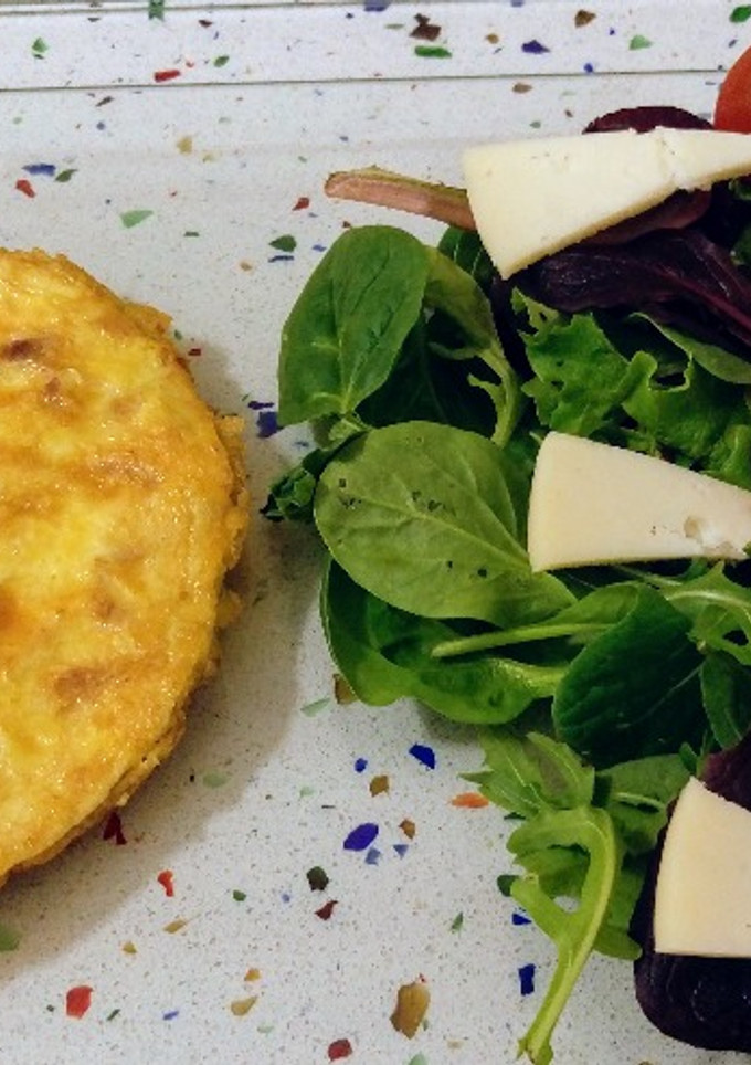 Una foto de Tortilla de jamón y ensalada de brotes tiernos