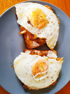 A picture of Eggs and leek on toast breakfast.