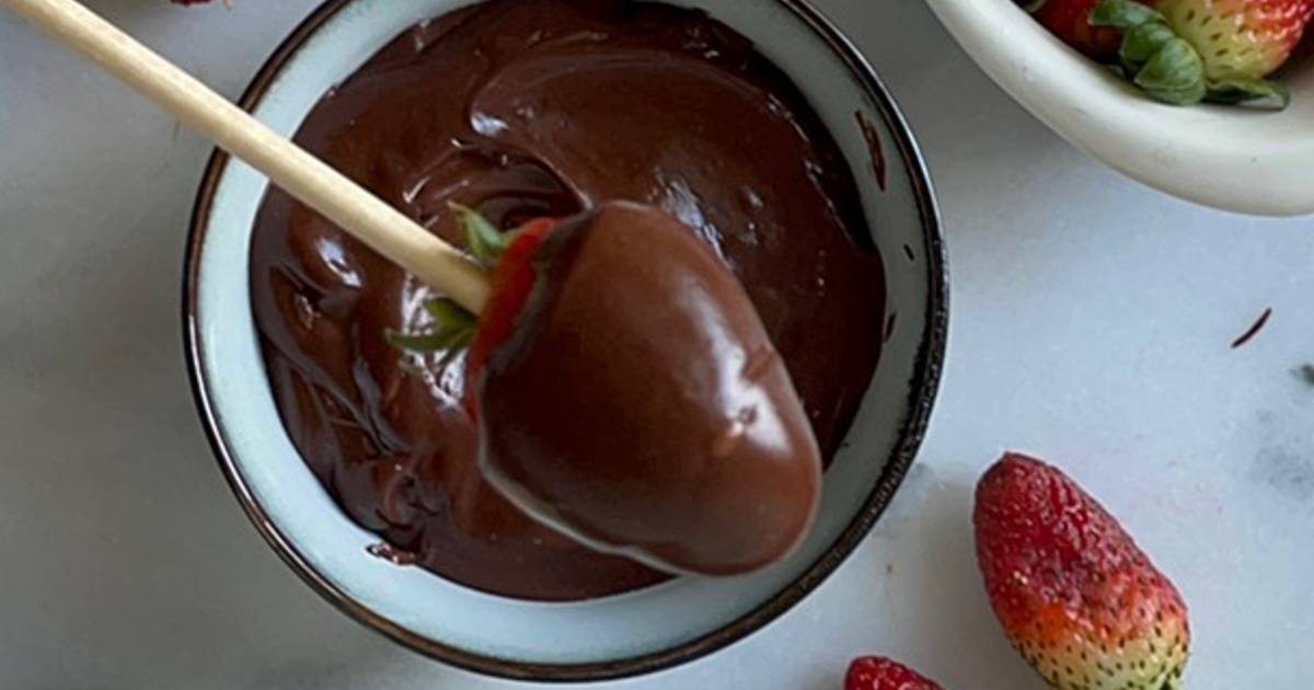 Fondue de chocolate con frutas y galletas