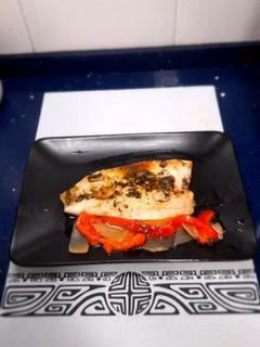 Una foto de Lubina al horno con vinagreta de manzana